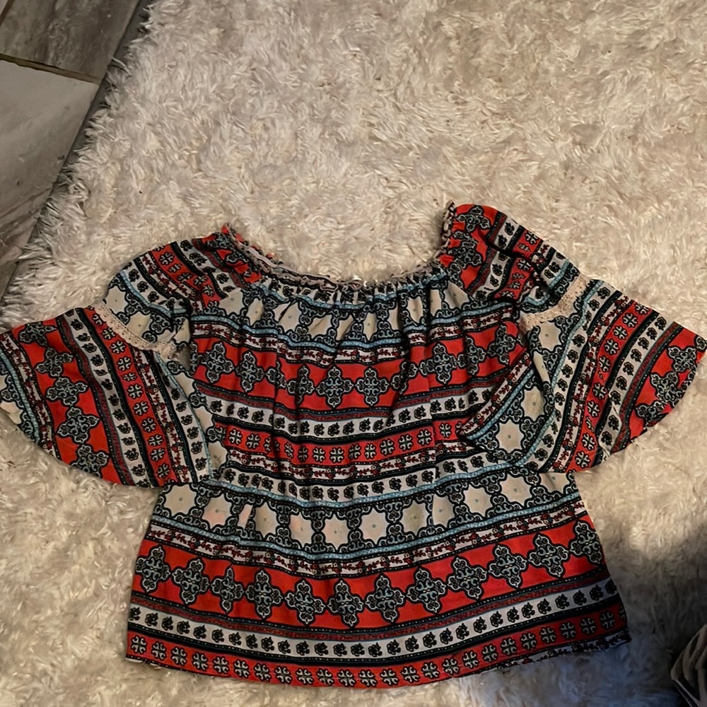 Patterned ruffled top